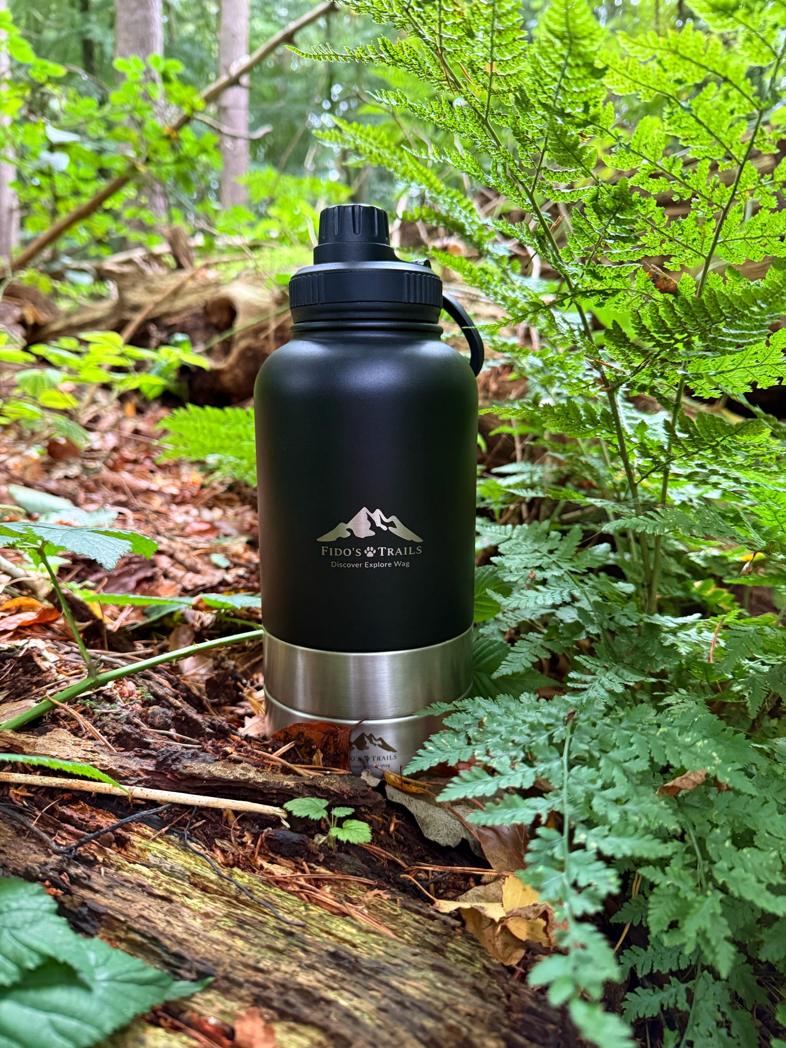 Fido's Trails 3-in-1 Water Bottle with Detachable Bowls – For Dogs & Owners, 1 Litre Black 3-in-1 Water bottle Black Black